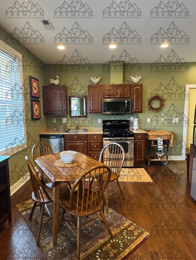 Building Photo - 1006 E 2nd St Unit #2