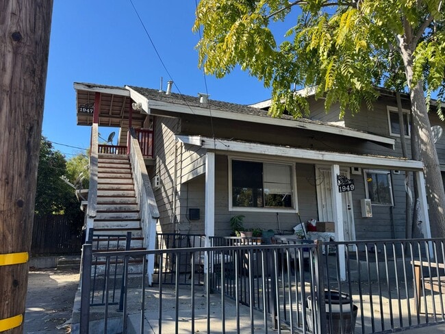 Building Photo - One Bed, One Bath Upstairs Apartment in Ce... Unit 1947