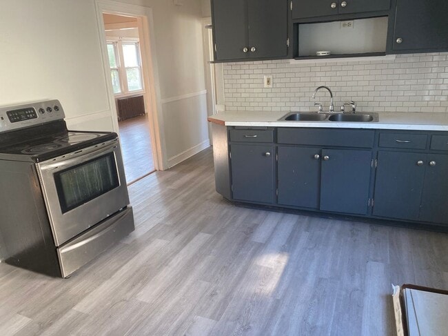 Building Photo - 81 Woodford Ave Ext Unit 1