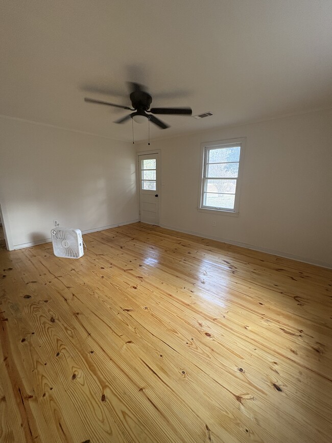 Photo - 492 Mobile St