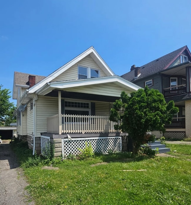 Building Photo - 8409 Rosewood Ave Rental
