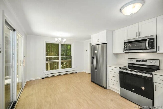 Photo - 515 Newtown Turnpike