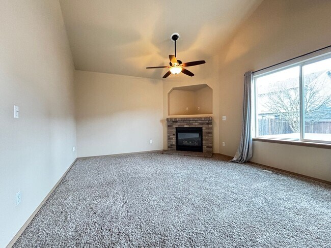 Photo - Spacious Spanaway Home