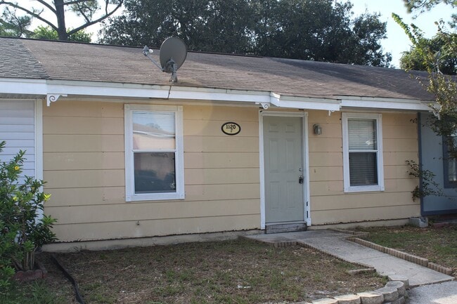 Building Photo - 2 bedroom 2 bath one story townhome