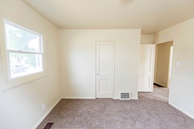 Photo - 1908 Taft Ave NE