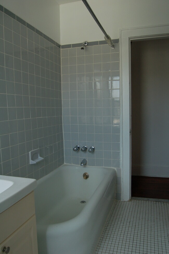 Bathroom - 411 Warburton Ave Unit 4C