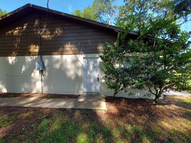 Building Photo - 5871 NE 35th St Rental