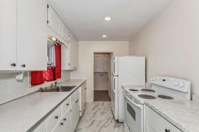 Photo - Bright and Spacious 2 Bedroom Duplex!