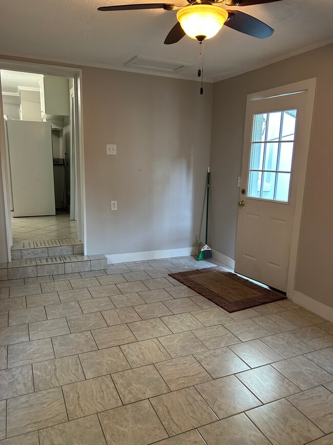 Photo - 661 Adluh St