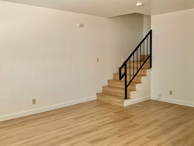 Building Photo - 1471 Gabilan Dr Unit 2