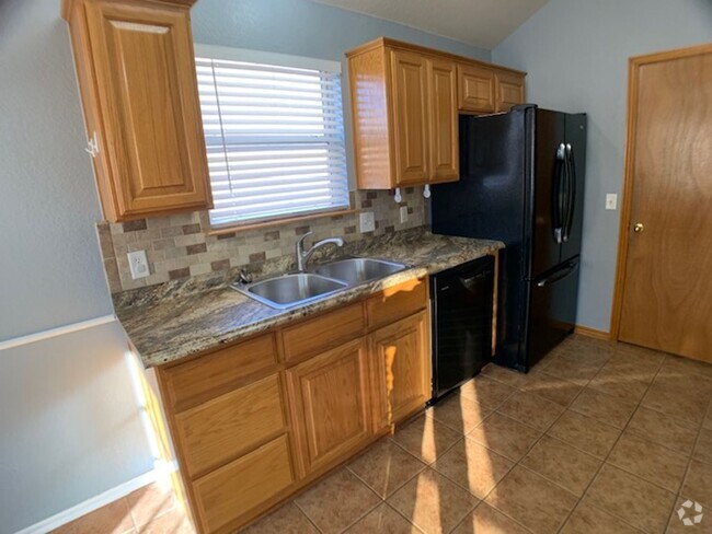 Building Photo - Three Bedroom Edmond!!! Rental