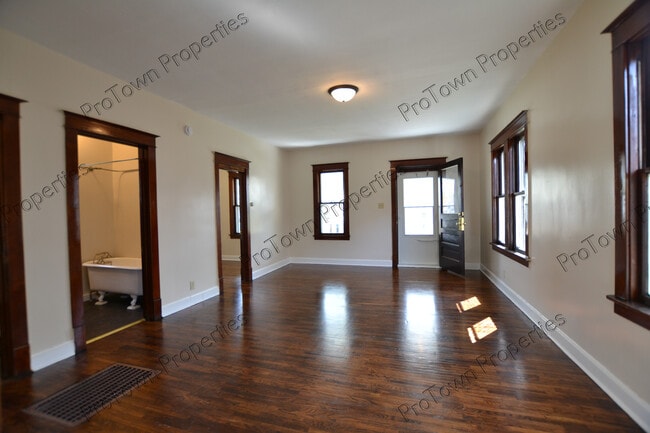 Photo - 463 S Ottawa St