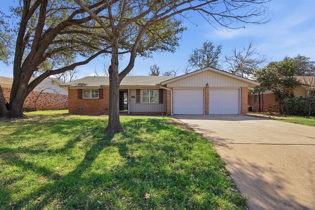 Building Photo - 3717 Brookhollow Dr