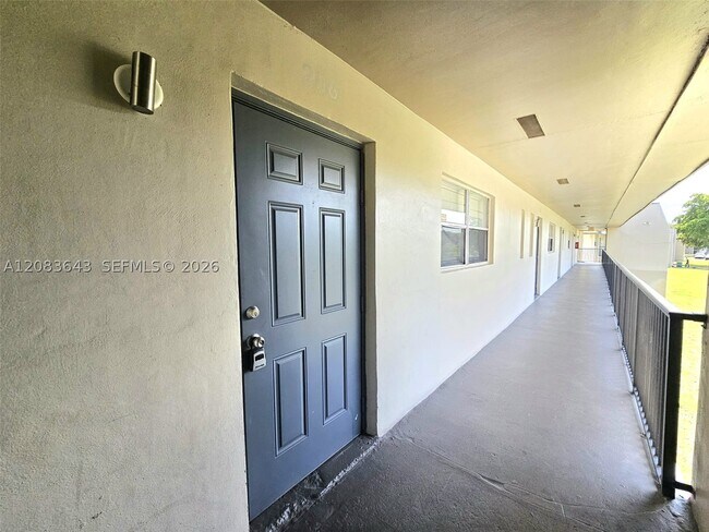 Building Photo - 8001 Fairview Dr Unit 206