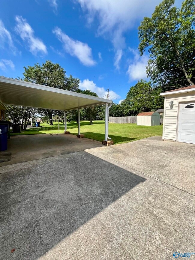 Photo - 415 Harolds Dr NW