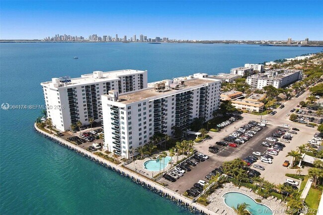 Building Photo - 7501 E Treasure Dr Unit 10C