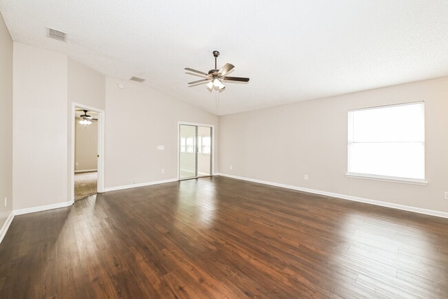 Photo - 1937 Longneedle Lane