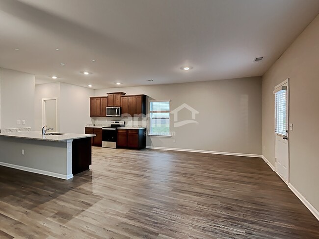 Photo - 625 Gleaner Wy