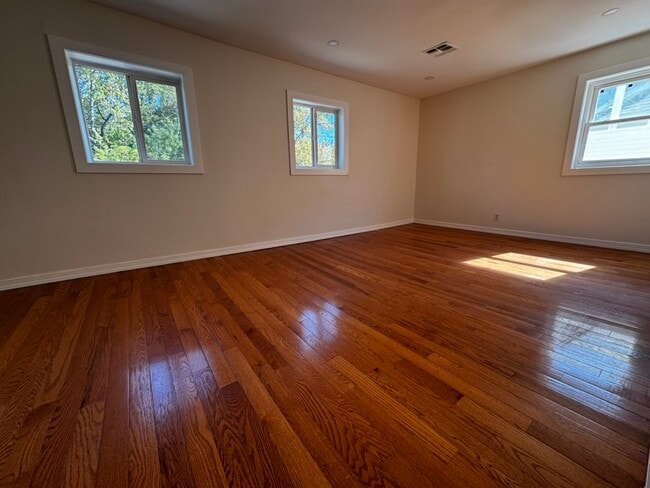 Building Photo - 1018 Huguenot Ave Unit Floor 2