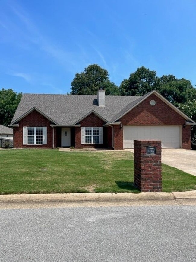 Building Photo - 3 Bed / 2 Bath in Hunters Ridge off of S. Culberhouse
