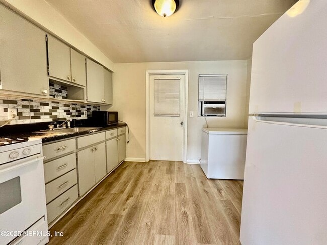 1859 Doyon Ct