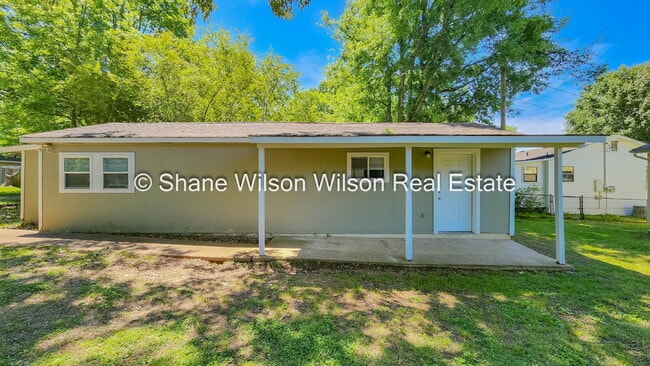 Photo - Charming 1-Bedroom Retreat at 804 1/2 Henderson Ave – Cozy Comfort in 700 Sq Ft.  Come schedule y...