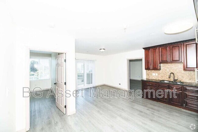 Building Photo - 1459 MacArthur Blvd Unit 35 Rental