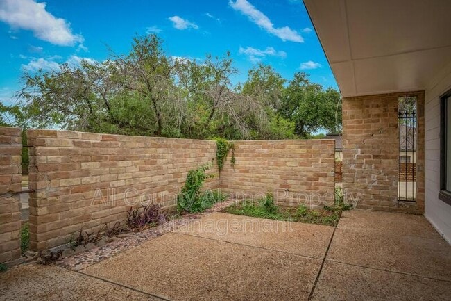 Photo - 211 Beechwood Ln
