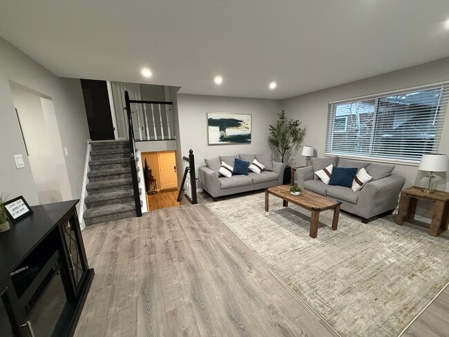 Sala de estar delantera - 5916 Newcombe Ct