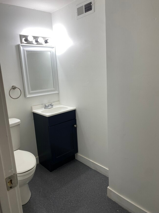 1/2 Baño - 2502 N 57th St