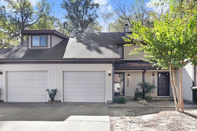 Building Photo - RENOVATED 2 BR | 2 BA Townhome in Goldsbor...