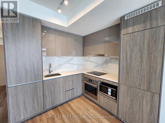 Photo - 28 Interchange Wy Unité 2203