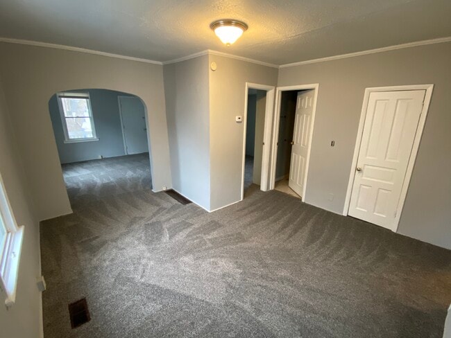 Living/Dining Room - 606 W 5th St