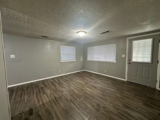 Photo - Welcome to this charming 3-bedroom, 1-bathroom home located in the heart of Russellville, AR.