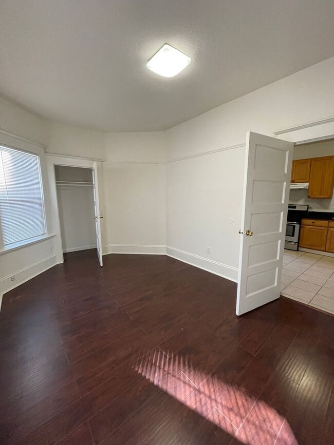 Photo - Large Lower Unit - 627 W Grand Ave Unidad 627