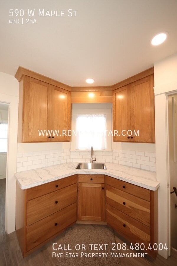 Photo - 590 W Maple St