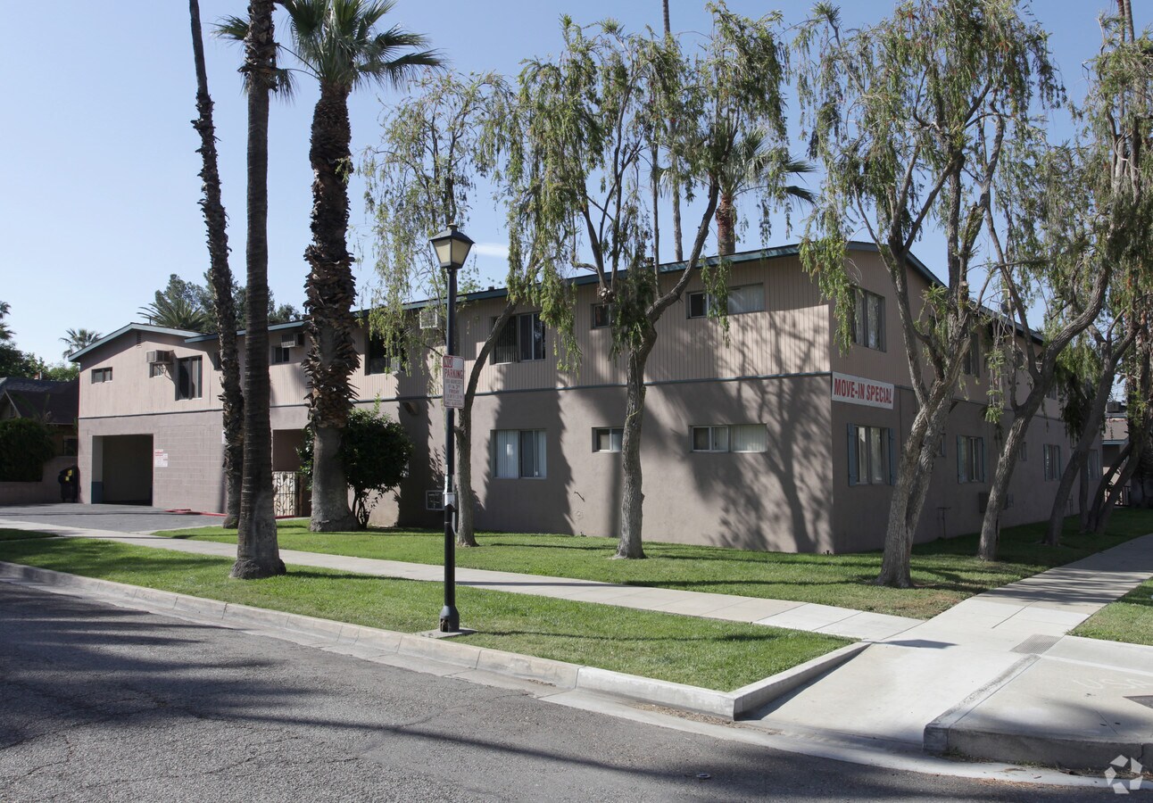 Primary Photo - 3851 Cedar Ave Apartments