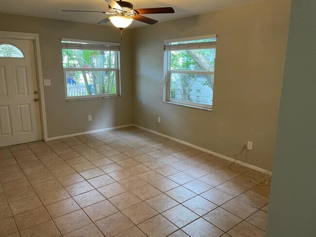 Living Room - 323 13th Ave NE Unidad 323