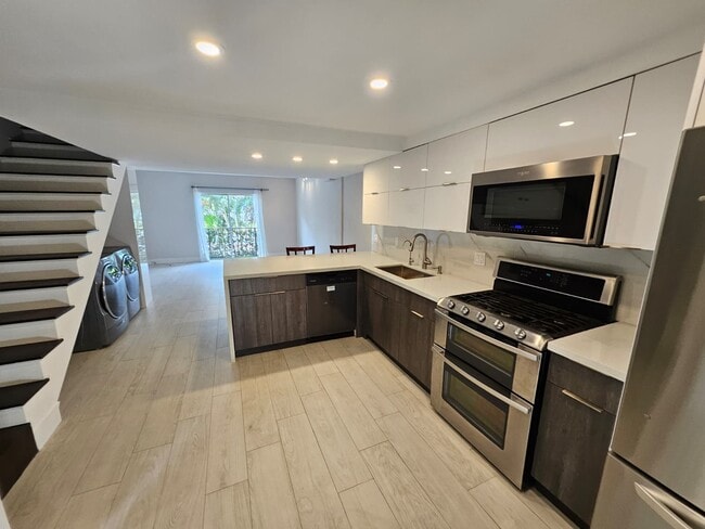 Building Photo - 6707 N Kendall Dr Unit VOP 116