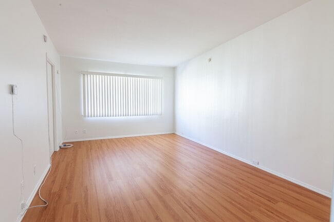 Photo - 667 Levering Ave
