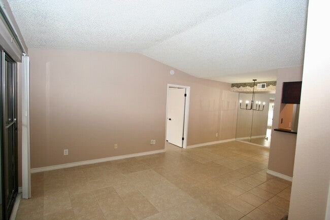 Building Photo - 17331 Red Oak Dr Unit 48 Rental