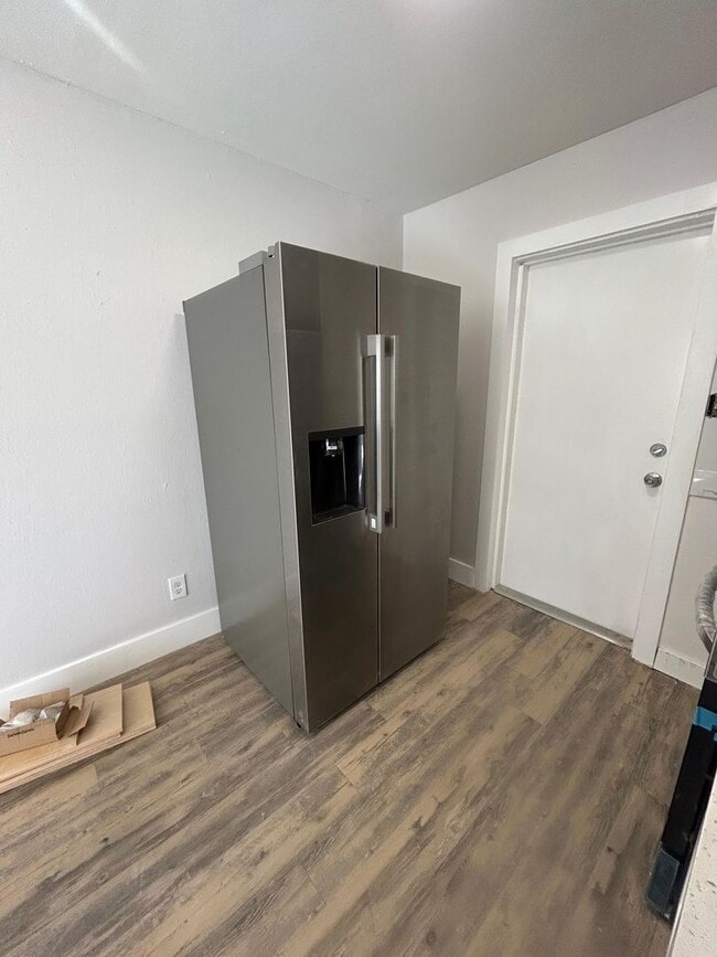 Photo - 2/1 updated duplex available now !