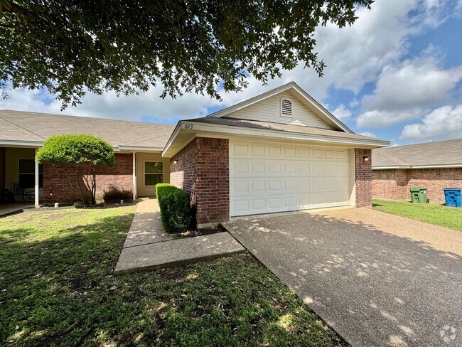 Building Photo - 3BR / 2BA Duplex in Hewitt, Texas | Midway... Rental