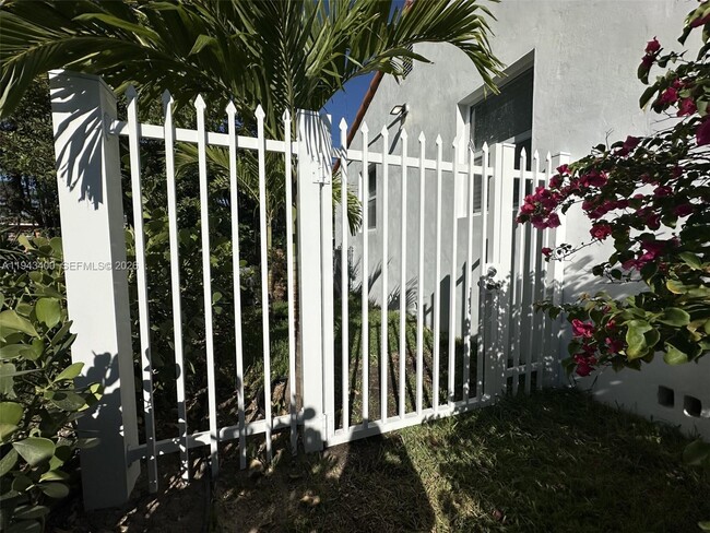 Photo - 510 Boabadilla St