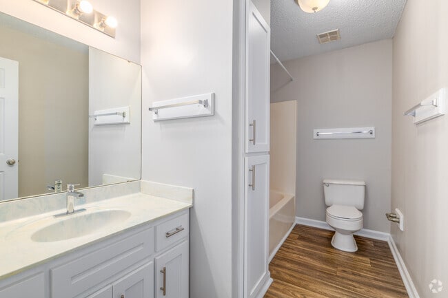 2BR, 1BA - 940SF - Bathroom
