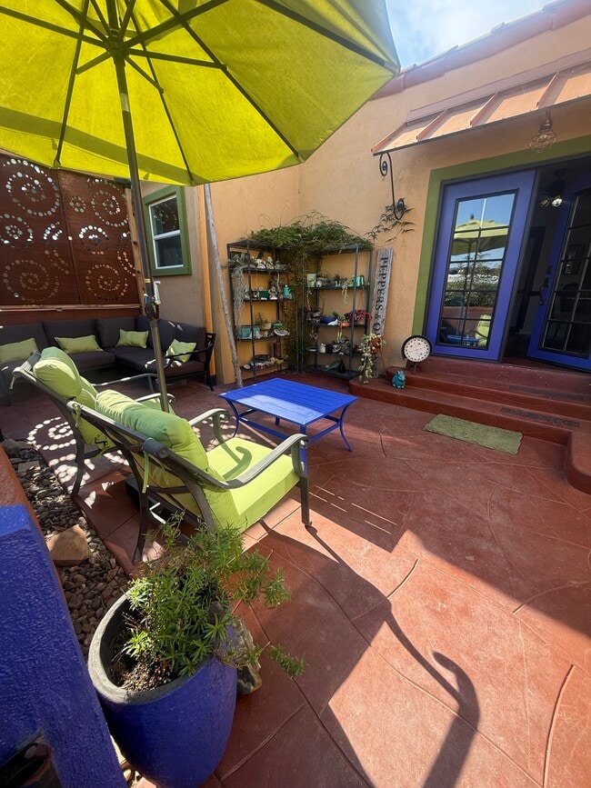 Patio delantero - 302 E Vince St