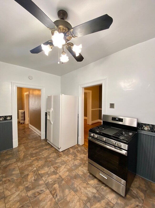 Spacious 3 Bed, 1 Bath Home Available Dece... House Rental in East