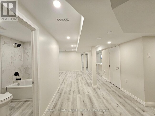 Photo - 669 Sweetwater Cres