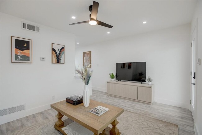 Photo - 1200 E 52nd St Unit 207