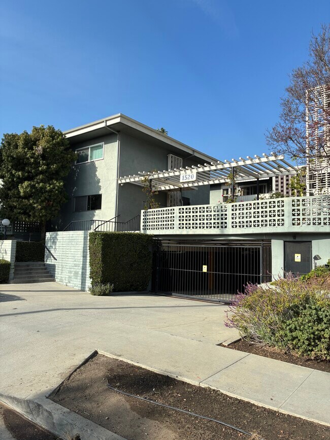 Garaje cerrado de seguridad - 1520 Spruce St Unidad #8